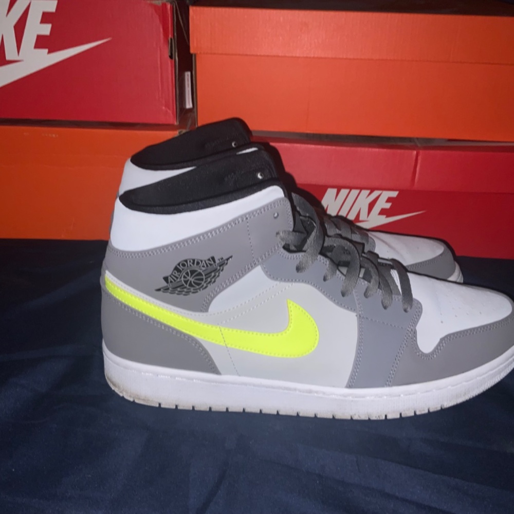 Jordan 1 Mid Gunsmoke Volt Size 12.5 - Picture 8 of 13